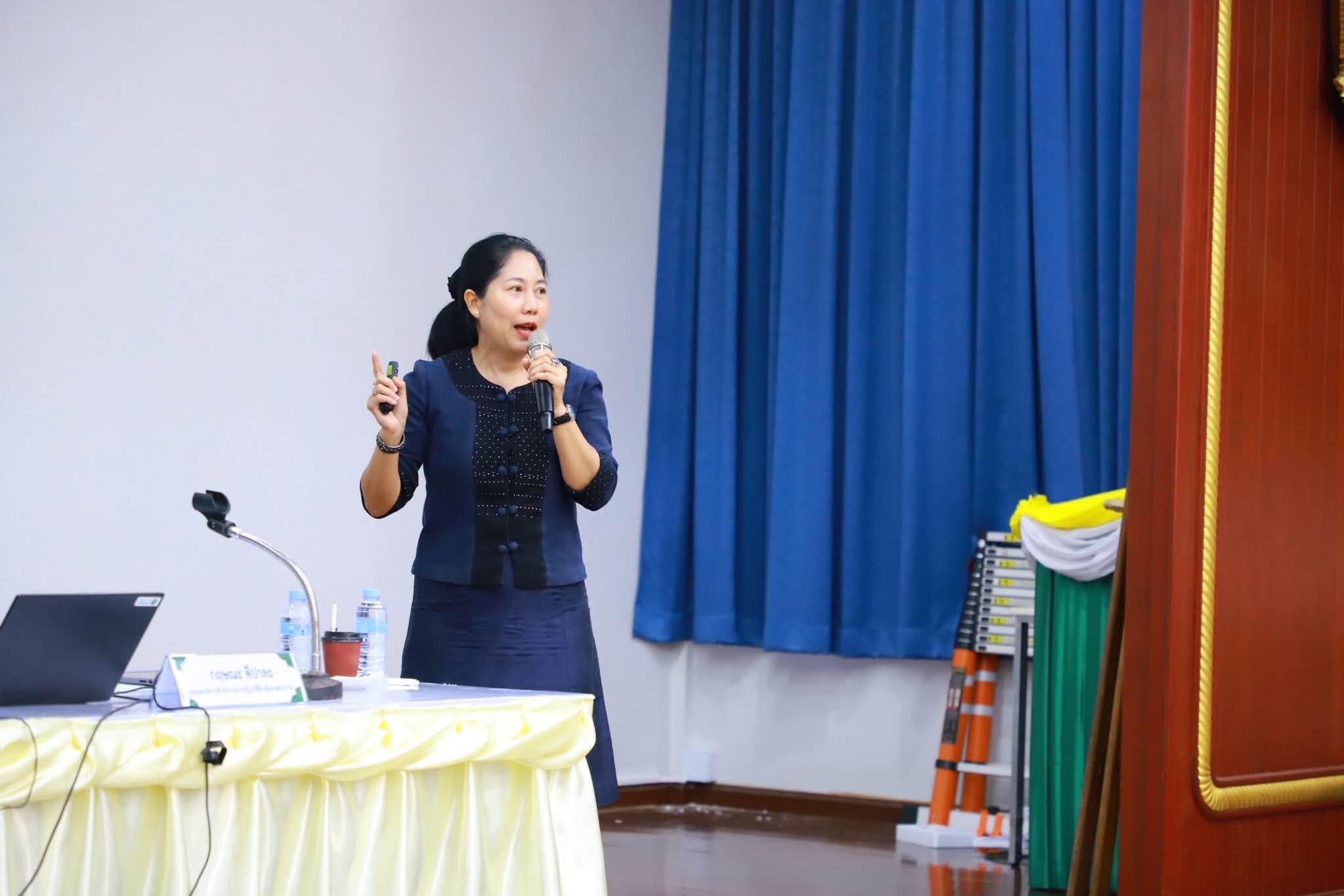 title - บรรยายให้ความรู้ในหัวข้อทิศทาง ส.ป.ก. ในอนาคต (ALRO Future Directions) มุ่งเน้นการปรับเปลี่ยนยุทธศาสตร์เชิงรุกเพื่อรับมือกับความท้าทายในโลก ทั้งสังคมเกษตรกรสูงวัย การขยายตัวของเมือง วิกฤตภูมิอากาศ และเทคโนโลยี AI โดยการขับเคลื่อนจะเน้นบูรณาการฐานข้อมูลอัจฉริยะ (ALRO One Data)